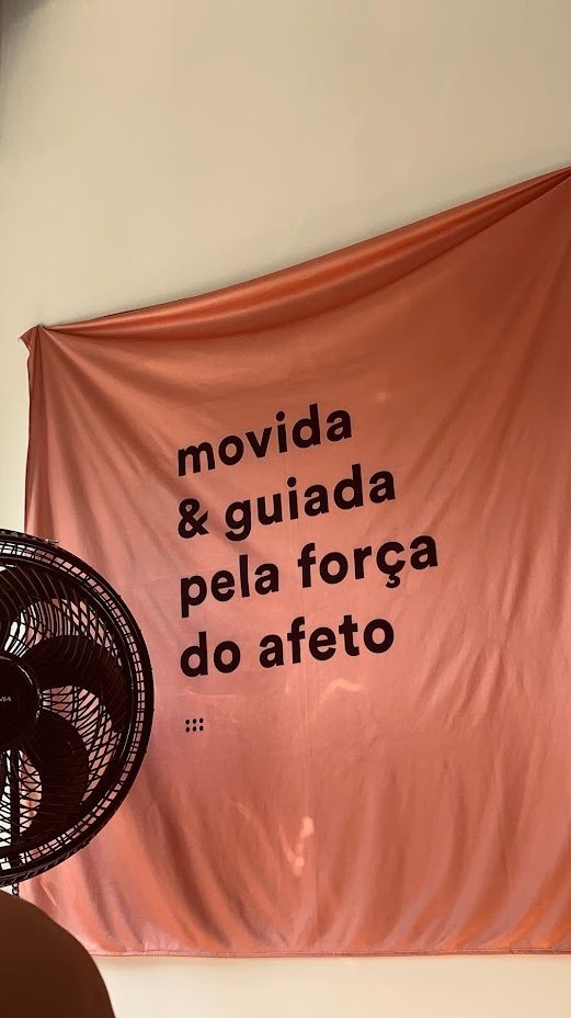 Bandeira com a frase: "Movida & guiada pela força do afeto", representando o foco da Jaqueline psicóloga no vínculo e acolhimento humanizado.