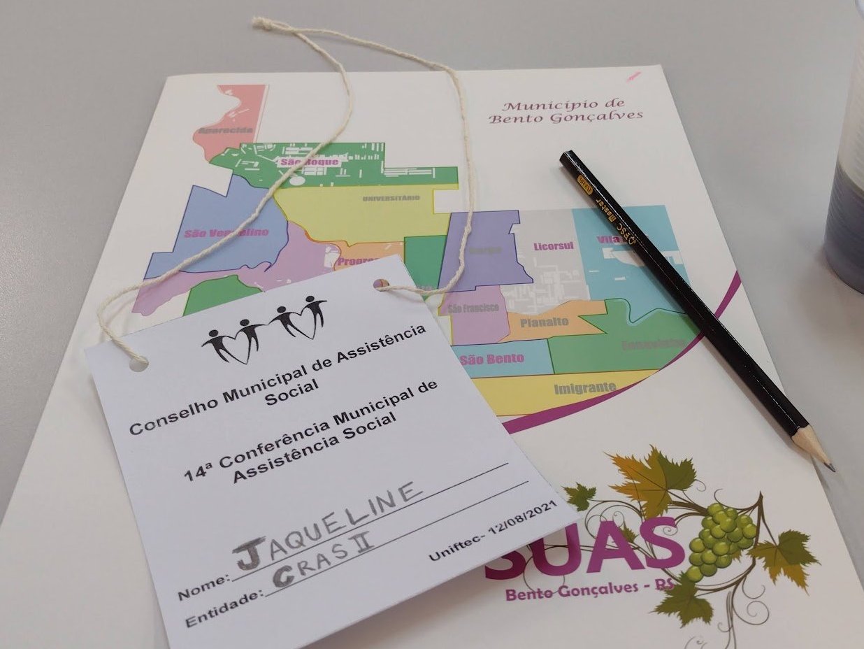 Crachá da Jaqueline Psicóloga (CRAS II) em evento do Conselho Municipal de Assistência Social (SUAS), comprovando experiência social e institucional.