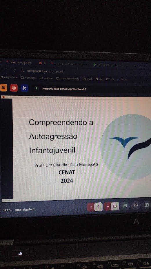 Tela de apresentação sobre Autoagressão Infantojuvenil em curso de pós-graduação, reforçando a especialização em psicologia infantil da Jaqueline psicóloga.